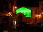  façade éclairée en vert flashant